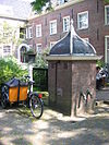 WLM - Minke Wagenaar - 09-07-01 Karthuizerhof 002 - Huiszittenweduwenhof, bestaande uit vier vleugels om een binnenplaats, sobere klassicistische architectuur van Daniel Stalpaert (1650), met frontons boven de middenrisalieten aan straat- en binnenplaatszijde. Twee pompen met koepeldaken. 