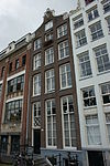 Pand met klokgevel met gesneden deur