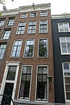Pand met gevel onder gesneden rechte lijst met consoles en triglyfen