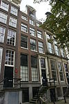 Pand met halsgevel deuromlijsting