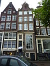 Pand met ingezwenkte halsgevel met deuromlijsting en puilijst