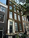 Pand met gevel met deurpartij in gesneden omlijsting