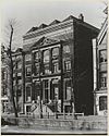 Overzicht voorgevel herenhuis aan kade - Amsterdam - 20319381 - RCE -  Herenhuis/ Grachtenhuis: Overzicht voorgevel herenhuis aan kade 