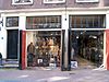 Pand met brede ingezwenkte halsgevel met gelobde afdekking