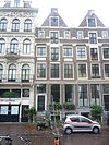 Pand met pilastergevel van ongebruikelijk ontwerp, met attiekverdieping en tot punttop gewijzigde beëindiging