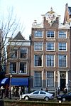 Oudezijds voorburgwal 234.JPG -  Oudezijds voorburgwal 234 (hoekpand met rechte lijst, links) 