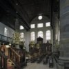 Interieur van de Portugese Synagoge te Amsterdam met koperen kaarsenkronen, links een gedeelte van de Teba (biema: = verhoging voor het voorlezen van de Tora) en rechts de hechal (Heilige Arke)