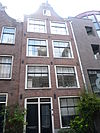 Huis met gevel onder klokvormige top met rollagen