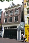 Huis met gevel onder rechte lijst