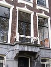 Pand met gevel onder rechte lijst en voorzien van vensteromlijstingen