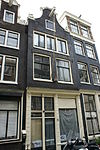 Pand met klokgevel met versierde pui
