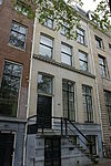 Huis met zandstenen gevel onder rechte lijst