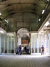 WLM - Minke Wagenaar - Artis, Het Groote Museum 24 - Het voormalig hoofdgebouw en Het Groote Museum werd in twee fasen gebouwd naar ontwerp van J. van Maurik. De meer dan levensgrote leeuw en tijger van Artis-kunstenaar J. Kaas die de entree flankeren, vervangen het oorspronke- lijke roofdierenpaar van J.J. Verdonck. Op de begane grond waren de Genootschapzalen en het cafÃ©-restaurant, thans Koningszaal en Tijgerzaal gevestigd, de verdieping was bestemd voor het Groote of ZoÃ¶logisch Museum. De oorspronkelijke inrichting is opmerkelijk goed bewaa…