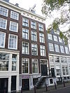 Pand met gevel onder rechte triglyfenlijst