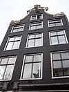 Amsterdam Tweede Laurierdwarsstraat 64 top from Tweede Laurierdwarsstraat -  crossing of Tweede Laurierdwarsstraat and Lauriergracht, top of house #64 seen from Tweede Laurierdwarsstraat