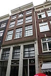 Pand met gevel onder rechte lijst met gesneden pui en puilijst
