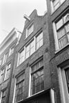 Huis met latere gevel, beëindigd door een klokvormige top onder rollagen