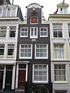 Pand met halsgevel snijraam en -hek