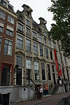 Pand met zandstenen halsgevel met oeils-de-boeuf, frontons enz