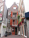 Amsterdam, Korte Reguliersdwarsstraat 8 -  huis met gevel onder lijst met triglyfen
