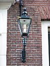 Amsterdam Bloemgracht 3 lamp -  Aufsatzleuchte, vierseitige verglaste Laterne. Strassenlaterne, Bloemgracht 3, Amsterdam, Niederlande.  Bloemgracht 3 FranÃ§ais : Applique murale d'extÃ©rieur avec lanterne posÃ©e, vitrÃ©e Ã  x faces. Luminaire urbain, Amsterdam, Pays Bas.
