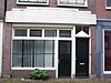 Pand met gevel waarvan de bekroning tot een punttopje is afgekloofd