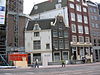 WLM - Minke Wagenaar - Crowne Plaza Amsterdam City Centre 002 - Rijksmonument 5909 Nieuwe Zijds Voorburgwal 3, Amsterdam Hoekhuis (XVII) met klokgevel (XVIIIc) en overgebouwde zijgevel met gebeeldhouwd trapvenster en gesneden dakkapel. 