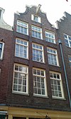 Zeedijk 58A, Amsterdam -  Pand met gevel, onder klokvormige rollagentop 