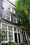 Huis met gevel onder rechte lijst