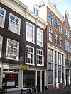 Huis met gevel onder rechte lijst met consoles en dakkapel