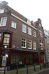 Huis, vanwege de zandstenen onderdelen van de gevelhals