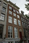 Pand met gevel onder rechte lijst met empire deurpartij