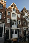 Pakhuis met puntgevel en houten pui