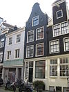 Huis waarvan de gevel verhoogd is
