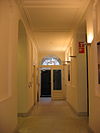 WLM - Minke Wagenaar - IMG 0009 - Kerkstraat 310 te Amsterdam Rijksmonument 2934 Huis met ingang aan de straat, doch verder slechts een negen vensters brede achtervleugel (XVIIIc); gesneden ingangspartij en dakkapel aan de straatzijde, achtervleugel onder hoog schilddak, met stoep, gesneden deuromlijsting en gesneden dakkapellen. Voormalige vestiging van Abma, Dirks & Partners architecten, in het begin van de twintigste eeuw hoogstwaarschijnlijk bureau van de architect Eduard Cuypers. Foto uit 1904-1905 toont de achterzijde…