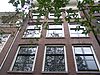Pand met gevel onder rijk gesneden lijst