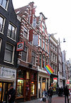 WLM - andrevanb - amsterdam, nieuwendijk 24 (1) - Nieuwendijk 24 is het huis met de luiken, links van de vlag 