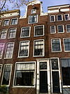 Pand met halsgevel met borstbeeld