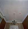 Interieur van de linker voorkamer op de bel-etage, plafond met stucwerk en kroonluchter - Amsterdam - 20329299 - RCE -  Plafond/ Stucwerk: Interieur van de linker voorkamer op de bel-etage, plafond met stucwerk en kroonluchter 