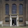 Zandstenen ingangsportaal van de Portugese Synagoge te Amsterdam met Dorische zuilen en rondboogvensters