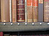 WLM - Minke Wagenaar - Artis, Bibliotheek 04 - Enkele decennia na de oprichting van het genootschap Natura Artis Magistra had Artis een topcollectie boeken op het gebied van de natuurhistorie opgebouwd. In 1866 verrees aan de Plantage Middenlaan een nieuw bibliotheekgebouw. Naast de bibliotheek werd in 1869 een identiek vormgegeven faunamuseum gebouwd. Het middendeel dat beide gebouwen verbindt en de hoofdingang bevat, dateert uit 1872. De vormgeving sluit naadloos aan op de twee oudere gebouwen. Het complex is ontworpen door G.B. Salm. Eve…