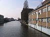 WLM - Minke Wagenaar - 124 2453 - Inleiding In 1938-1939 op de hoek van de Van Hallstraat en de Kostverlorenvaart gebouwd FABRIEKSGEBOUW met bovenwoningen, naar een ontwerp van B. Merkelbach en Ch.J.F. Karsten in de stijl van het Nieuwe Bouwen, in opdracht van de Drukinktfabriek Gebr. Hartmann's Graficolor N.V. De hoofdaannemer was Fa. Boele & van Eesteren. De stalen ramen werden geleverd door De Vries RobbÃ© & Co. Gedenksteen ter gelegenheid van eerstesteenlegging: zaterdag 25 maart 1939. NB. In 1941 is de schoorsteen …