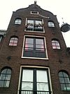 Rijksmonument-312-20111028195541 -  Huis met later versoberde ingezwenkte halsgevel waarin aardige pui Amsterdam