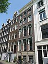 Huis (behorende tot de groep 83 t/m 89). Gevel tweede helft 19e eeuw verbouwd en van een gesneden rechte lijst met consoles voorzien