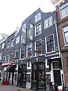 Complex koetshuizen met bovenwoningen