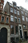 Pand met herbouwde gevel waarop de oorspronkelijke gevelhals