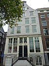 Hoekpand met versoberde ingezwenkte halsgevel