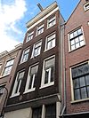 Pand met 18e-eeuwse gevel op houten pui en onder rechte lijst