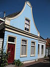Houten dijkhuis met halsgevel (ingezwenkt voorschot)