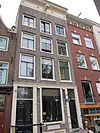 Amsterdam, Prinsengracht 178 -  huis met gevel onder rechte lijst met rozetten